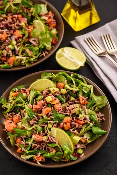 Yabani pirinç, papaya, limon ve salatalık salatası.