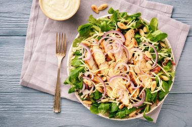 Salata ızgara tavuk eti, domuz pastırması badem ve sarımsak sosu ile.