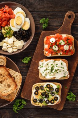 Sandviç domates, mozzarella peyniri, avokado, yumurta ve krem peynir ile çeşitli.