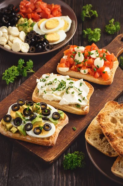 Varietate Sandvișuri Roșii Mozzarella Avocado Ouă Brânză Cremă — Fotografie, imagine de stoc