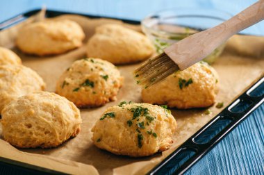 Ev yapımı sarımsak peynirli bisküvi ahşap arka plan üzerinde.