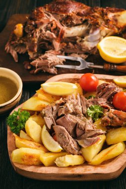 Yavaş pişmiş kuzu bacak patates ve sos ile.