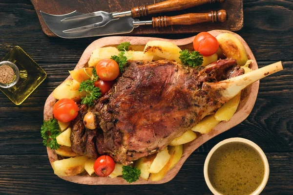 감자와 소스와 천천히 구운된 양고기 — 스톡 사진