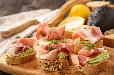 Procciutto ve Guakamole, İtalyan tarzı mutfağı ile kanepe.