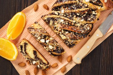 Ev yapımı haşhaş tohumu ekmek ahşap zemin üzerine örgülü.