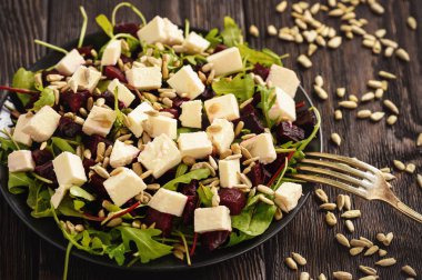 Beyaz peynir, roka ve Ayçiçeği tohumları ile sağlıklı pancar salatası.