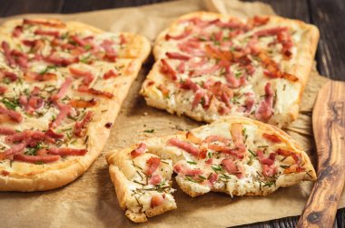 Tarte flambee, geleneksel alsatian pizza.