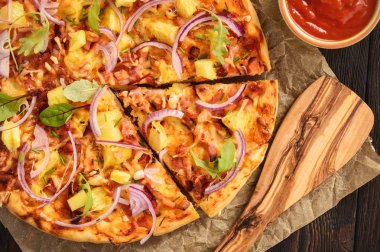 Siyah ahşap zemin üzerine ev yapımı Hawai pizza.