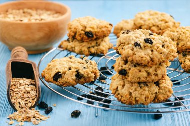 Ev yapımı yulaf ezmeli kurabiye mavi masada üzümlü.