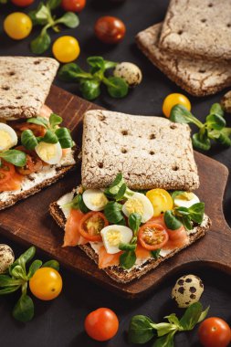 Somon Sandviç domates ve yumurta ile füme.