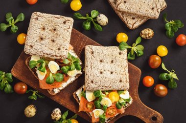 Somon Sandviç domates ve yumurta ile füme.