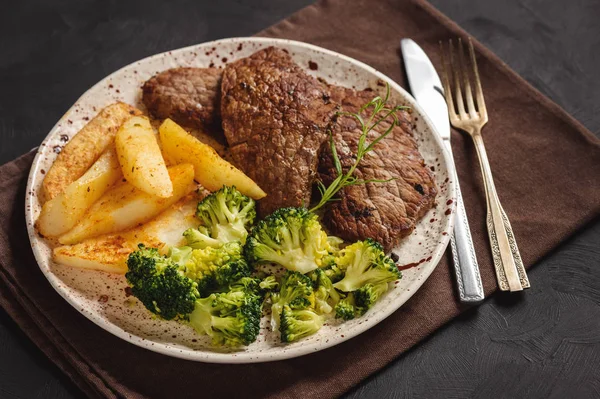 Beefsteack Grelhado Com Brócolis Batatas Assadas — Fotografia de Stock