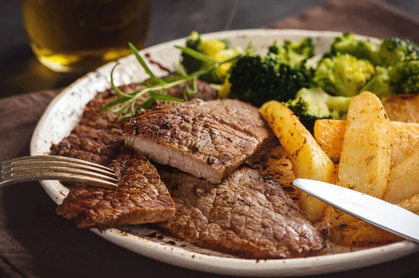 Beefsteack Grelhado Com Brócolis Batatas Assadas — Fotografia de Stock