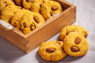 Ev yapımı Mısır kurabiye kurabiye badem ve karamel sos ile.