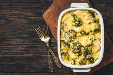 Brokoli, patates, yumurta ve peynir ile güveç.