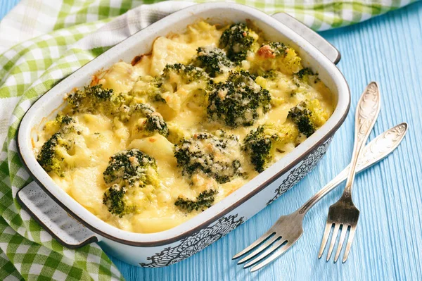 Brokoli, patates, yumurta ve peynir ile güveç.