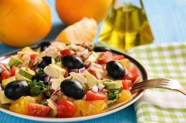 Portakal, zeytin, domates, badem ve Avokado salatası.