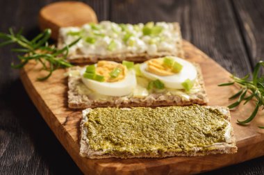 Çavdar gevrek ekmek sandviç yumurta, pesto ve süzme peynir ile.