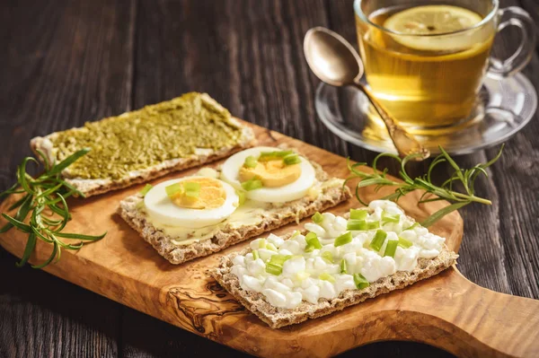 Roti Isi Renyah Dengan Telur Pesto Dan Keju Cottage — Stok Foto