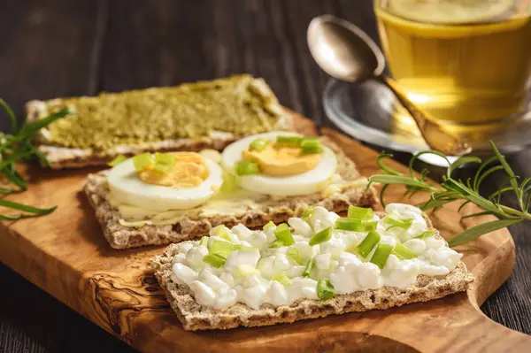 Panini Pane Croccante Segale Con Uova Pesto Ricotta — Foto Stock