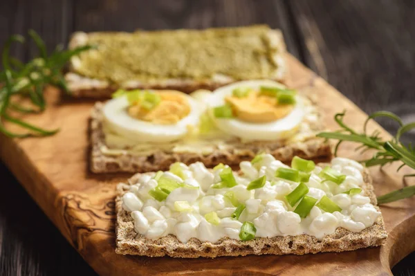 Σάντουιτς Ξεροψημένο Ψωμί Σίκαλης Αυγά Πέστο Και Τυρί Cottage — Φωτογραφία Αρχείου