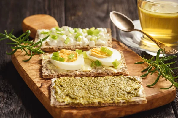Бутерброди Житнього Хліба Яйцями Песто Сиром — стокове фото