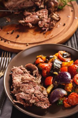 Kuzu fileto ile sebze pişmiş fırın kavrulmuş.