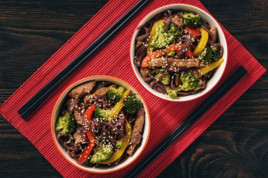 Et ve sebze, oryantal tarzı mutfağı ile kahverengi pirinç noodle.