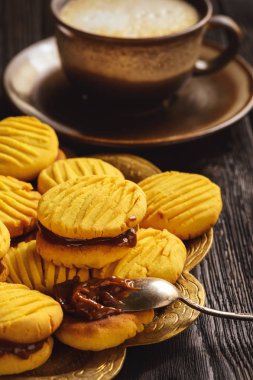 Ev yapımı Mısır kurabiye kurabiye karamel sos ile.