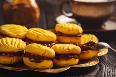 Ev yapımı Mısır kurabiye kurabiye karamel sos ile.