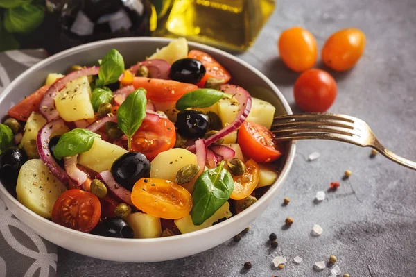 Patates salata domates, zeytin, Kapari, kırmızı soğan, İtalyan tarzı mutfağı ile. Insalata Pantesca.