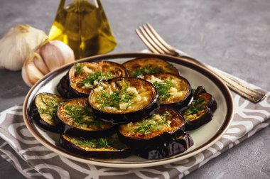 Kızarmış patlıcan sarımsak ve dereotu ile.