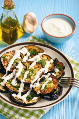 Kızarmış patlıcan sarımsak ve yoğurt sos ile.