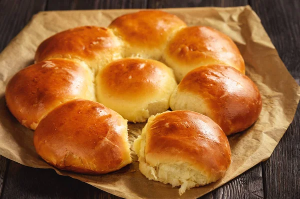 Pão Doce Caseiro Rola Fundo Escuro — Fotografia de Stock