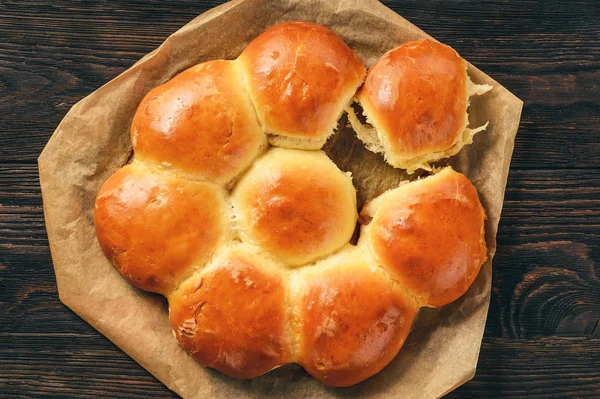 Hemmagjord Sött Bröd Rullar Mörk Bakgrund — Stockfoto