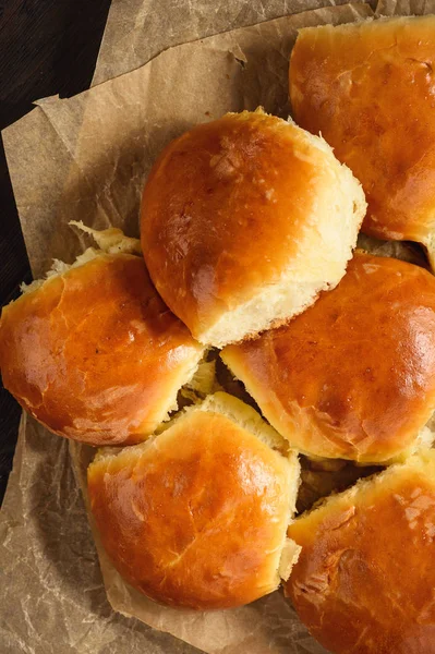 Pão Doce Caseiro Rola Fundo Escuro — Fotografia de Stock