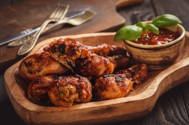 Tavuk drumsticks ahşap tepsi fırında fırın.