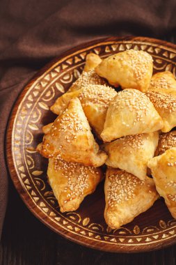 Tavuk eti, samosa, Doğu Özbek mutfağı ile puf hamur işleri.