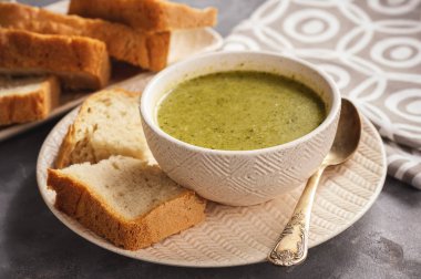 Ekmek, Kremalı brokoli çorbası sebzeli yemekler.