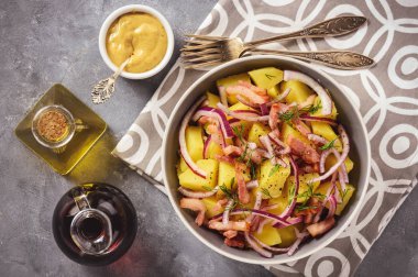 Pastırma, kırmızı soğan ve hardal soslu patates salatası.