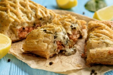 Ev yapımı somon ıspanaklı puf böreği içinde pişmiş.