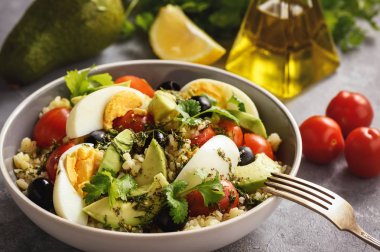 Yumurta, avokado, domates ile Bulgur salatası .