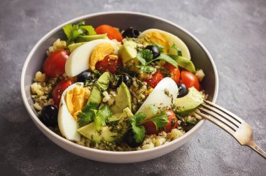 Bulgur salatası yumurta, avokado, domates ve zeytin.