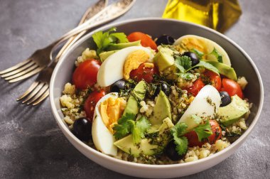 Bulgur salatası yumurta, avokado, domates ve zeytin.