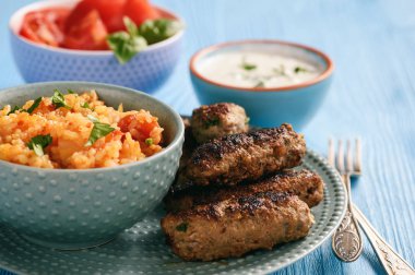 Cevapcici, Balkan lezzetli pilav ve yoğurt dip ile et sosis ızgara..