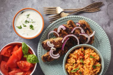 Cevapcici, Balkan lezzetli pilav ve yoğurt dip ile et sosis ızgara..