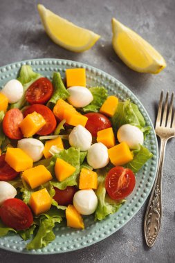 Mango, domates, mozzarella ve limon salata.