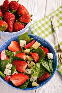 Çilek, mavi peynir, avokado ve limon ile ıspanak salatası.