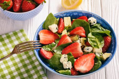 Çilek, mavi peynir, avokado ve limon ile ıspanak salatası.