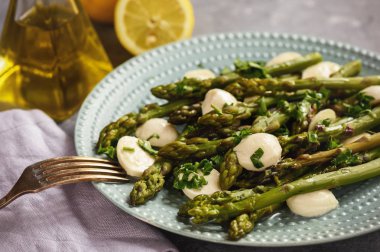 Kuşkonmaz mozzarella peyniri ve limon sos ile. 